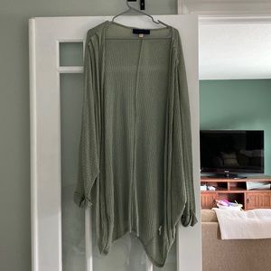 Long and loose shawl/coverup. Mid/long length arms. Eucalyptus/sage color
